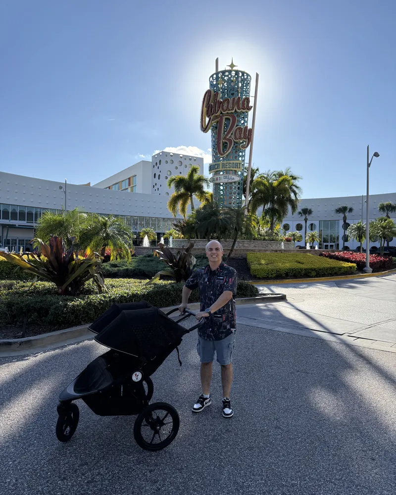 Vagner entregando un coche en un hotel de Universal Orlando