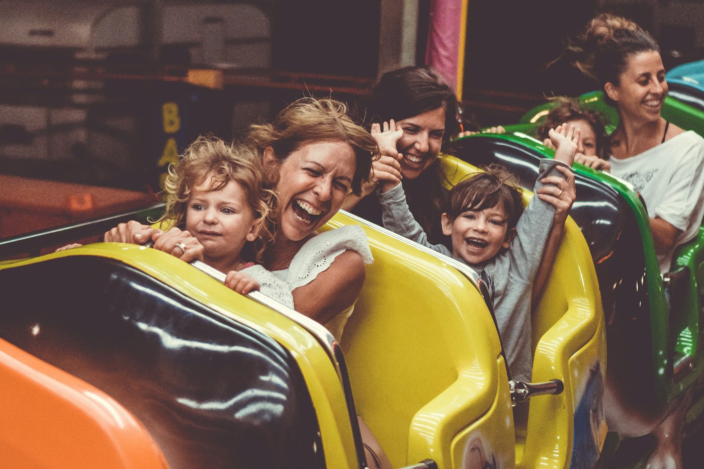 Familia divirtiéndose en una atracción en Orlando