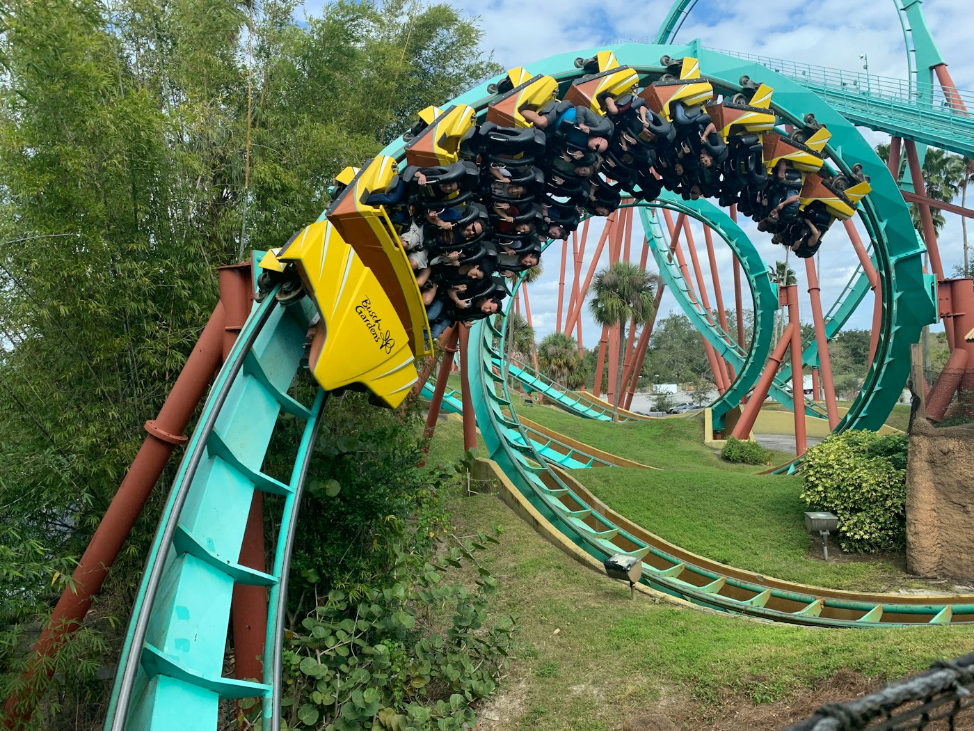 Loop de montaña rusa en un parque de Orlando