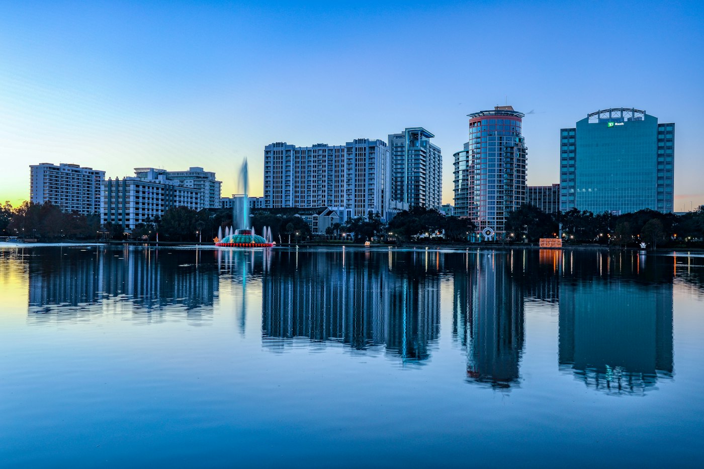Centro de Orlando visto desde el lago Eola